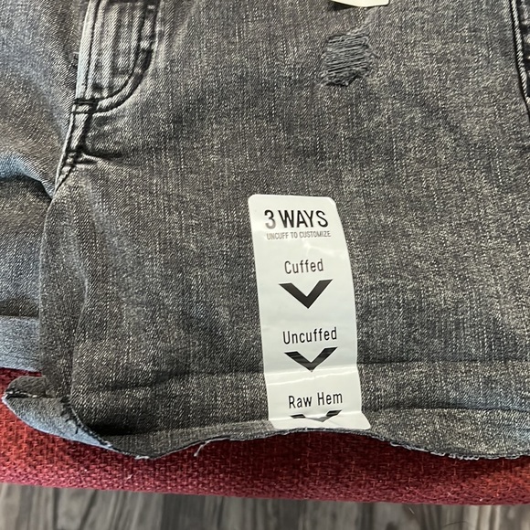 BRAND NEW, never worn black Express jean shorts. Button and zip closure. Size 4 - Picture 4 of 6